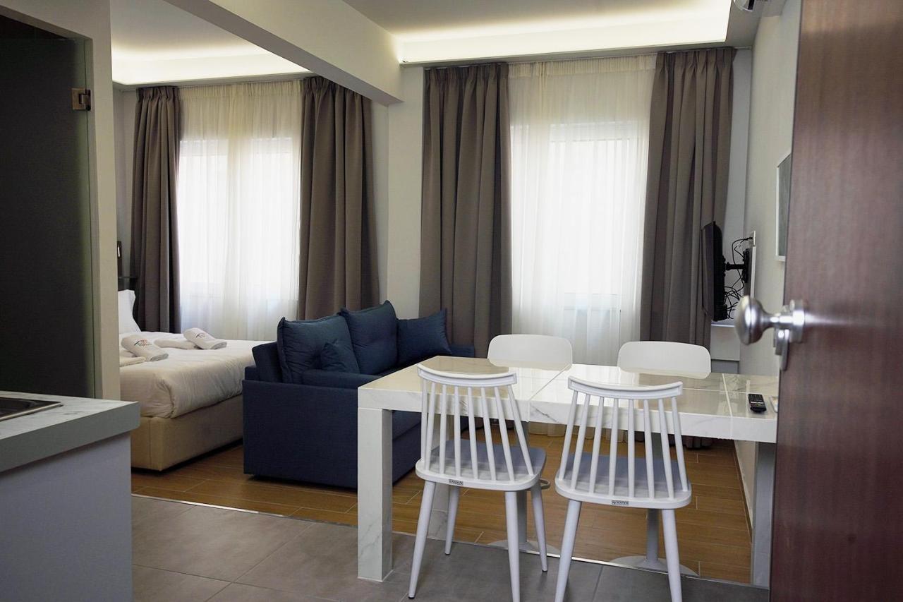 Tip - Top Suites เอเธนส์ ภายนอก รูปภาพ